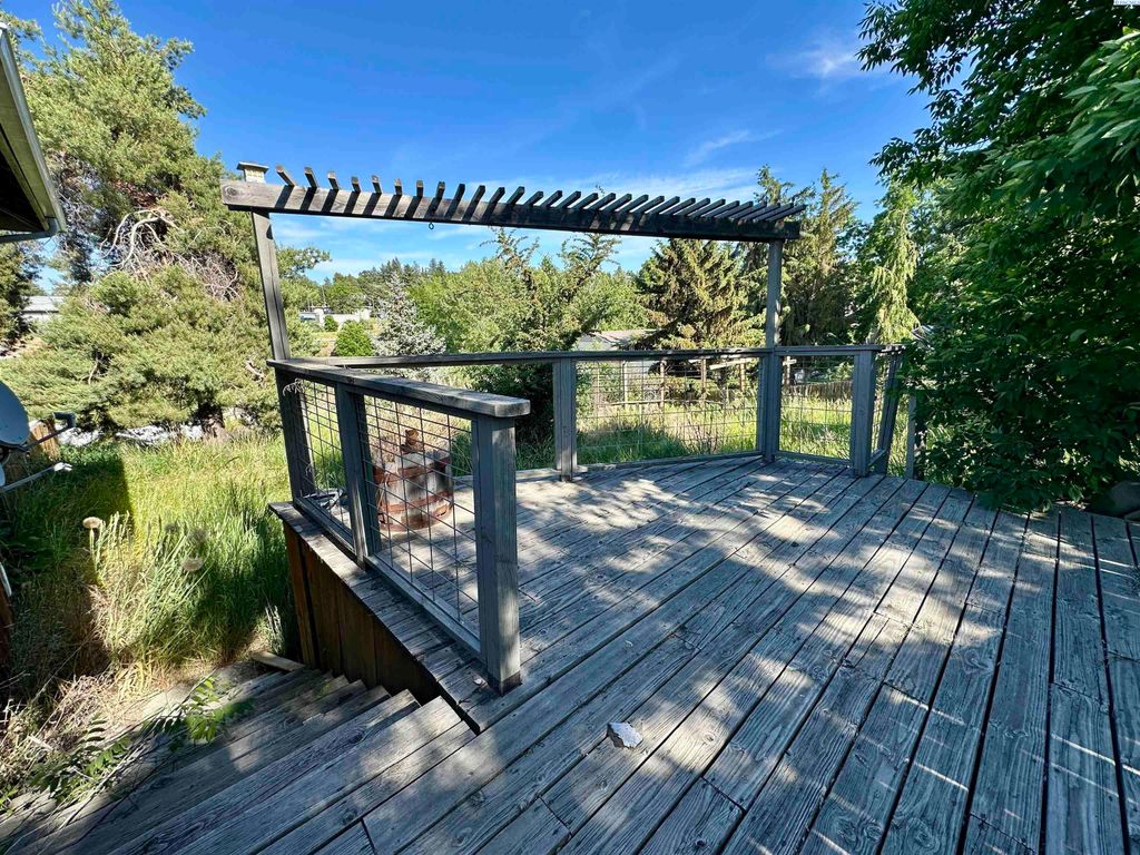 Photo of 150 NW Harold Dr, Pullman, WA 99163 (MLS # 289223)