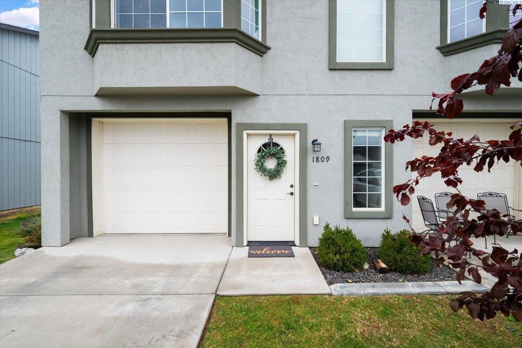 Photo of 1809 E Highland St, Pasco, WA 99301 (MLS # 288683)