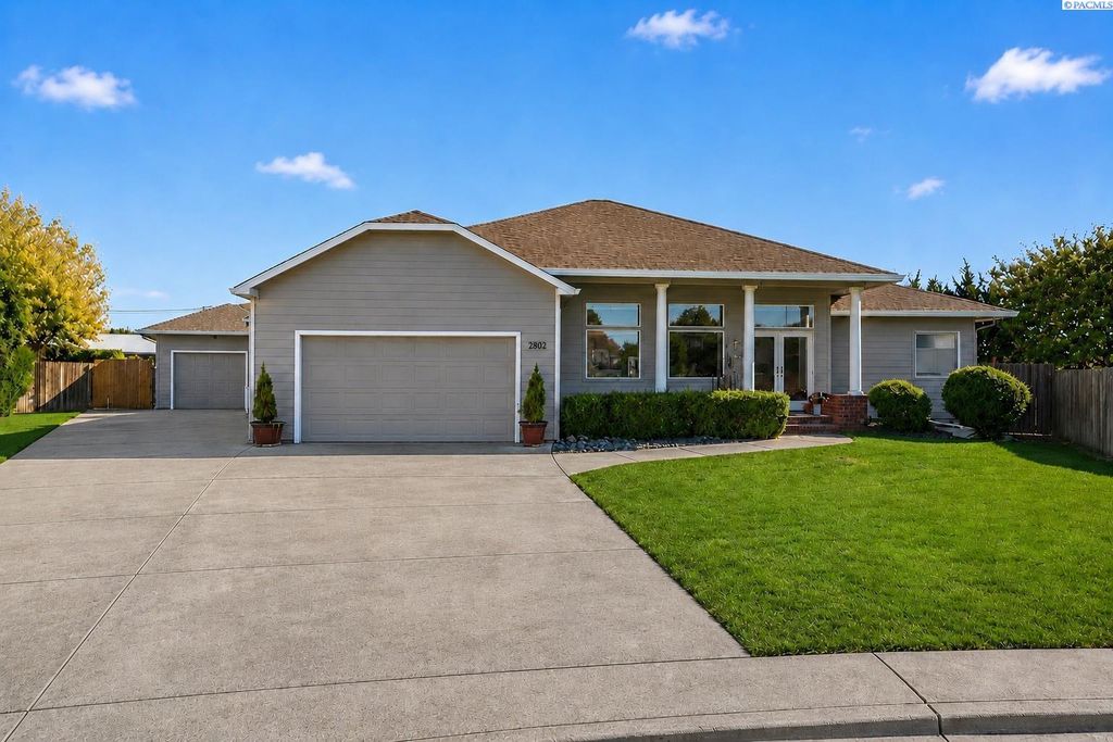 Photo of 2802 W 38th Court, Kennewick, WA 99338 (MLS # 292804)