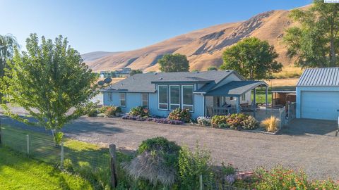 Photo of 14204 W Yakitat Place, Benton City, WA 99320 (MLS # 287625)