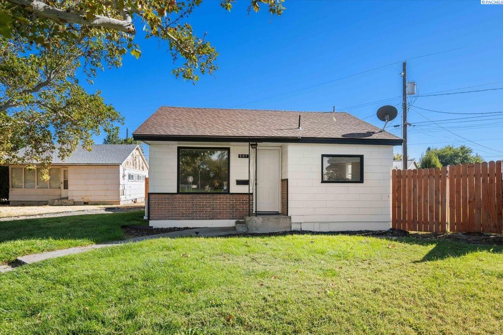 Photo of 901 Downing St, Richland, WA 99352 (MLS # 288233)