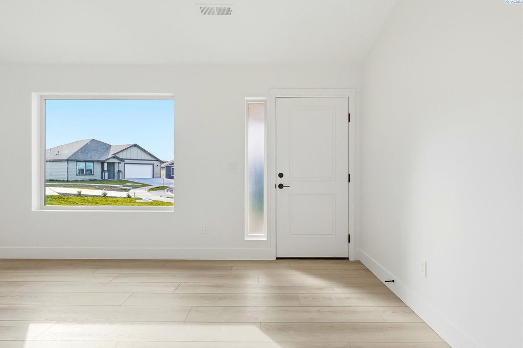 Photo of 6484 W 29th Ct, Kennewick, WA 99338 (MLS # 292252)