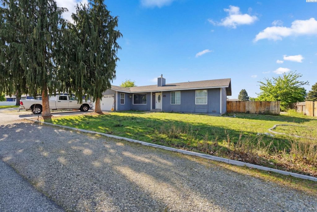 Photo of 3805 W Ella St, Pasco, WA 99301 (MLS # 290139)