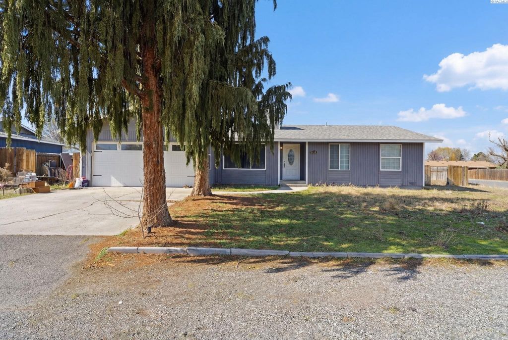 Photo of 3805 W Ella St, Pasco, WA 99301 (MLS # 290139)