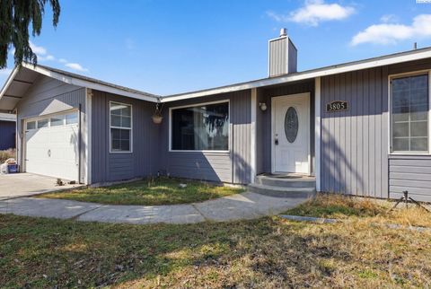 Photo of 3805 W Ella St, Pasco, WA 99301 (MLS # 290139)