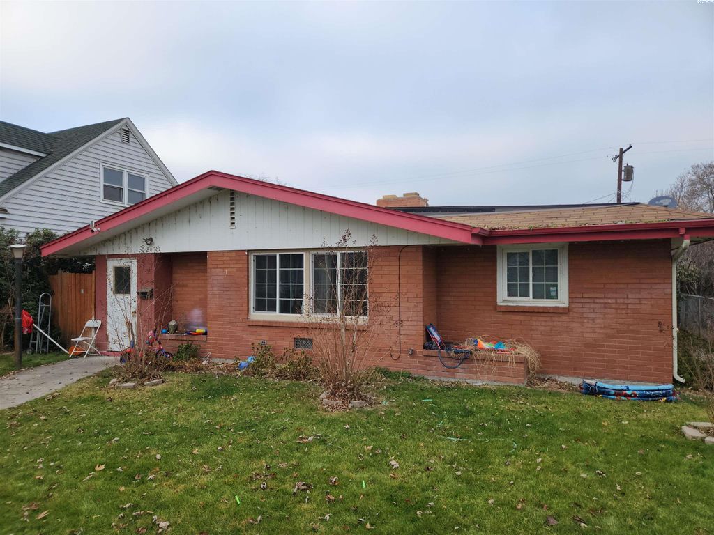 Photo of 807 W Park St, Pasco, WA 99301 (MLS # 289207)