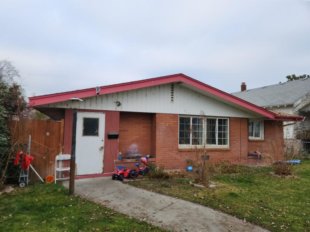 Photo of 807 W Park St, Pasco, WA 99301 (MLS # 289207)
