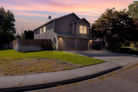 Photo of 201 Ashwood St, Richland, WA 99352 (MLS # 288201)