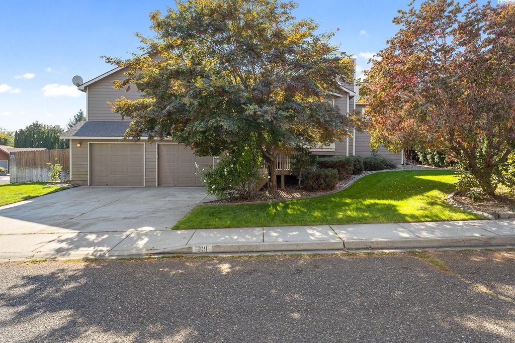 Photo of 201 Ashwood St, Richland, WA 99352 (MLS # 288201)