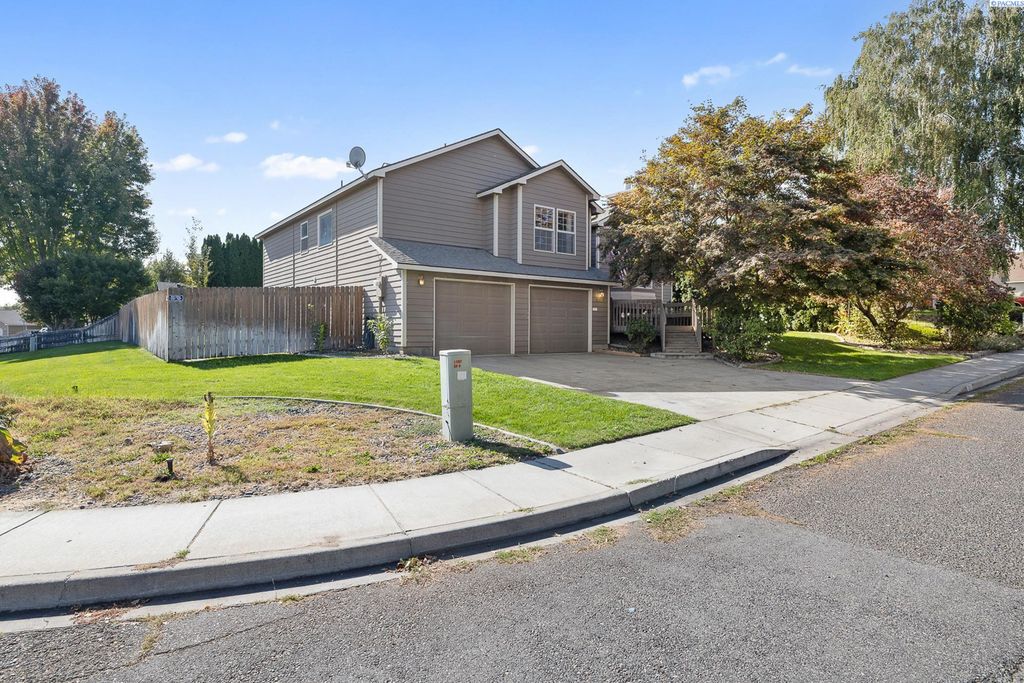 Photo of 201 Ashwood St, Richland, WA 99352 (MLS # 288201)