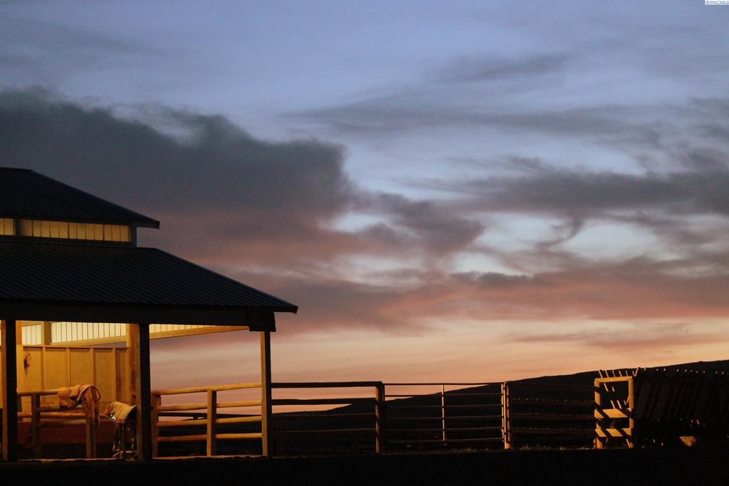 Photo of 821 Old Sr 26, Hay/Hooper, WA 99333 (MLS # 281243)