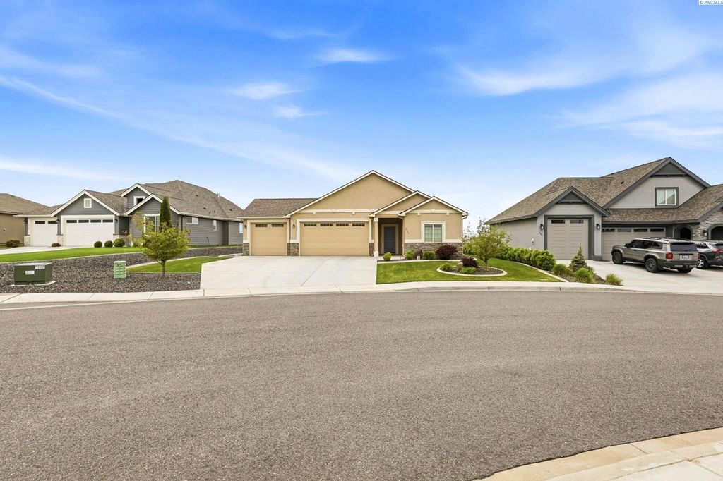 Photo of 3161 Deserthawk Loop, Richland, WA 99354 (MLS # 292355)
