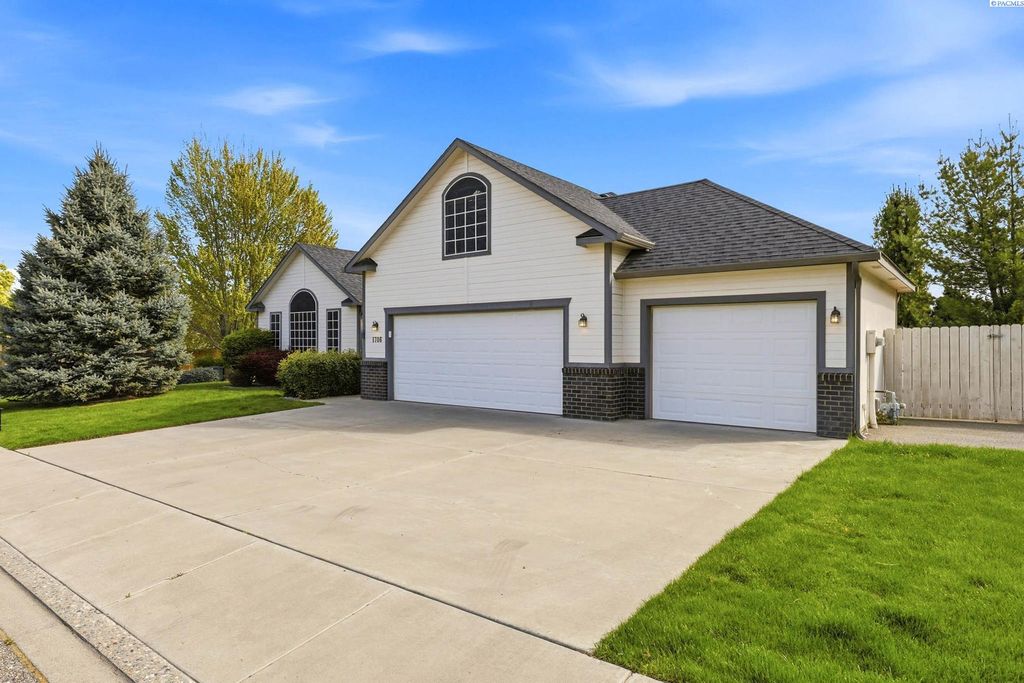 Photo of 1706 Sequoia Avenue, Richland, WA 99352 (MLS # 292031)