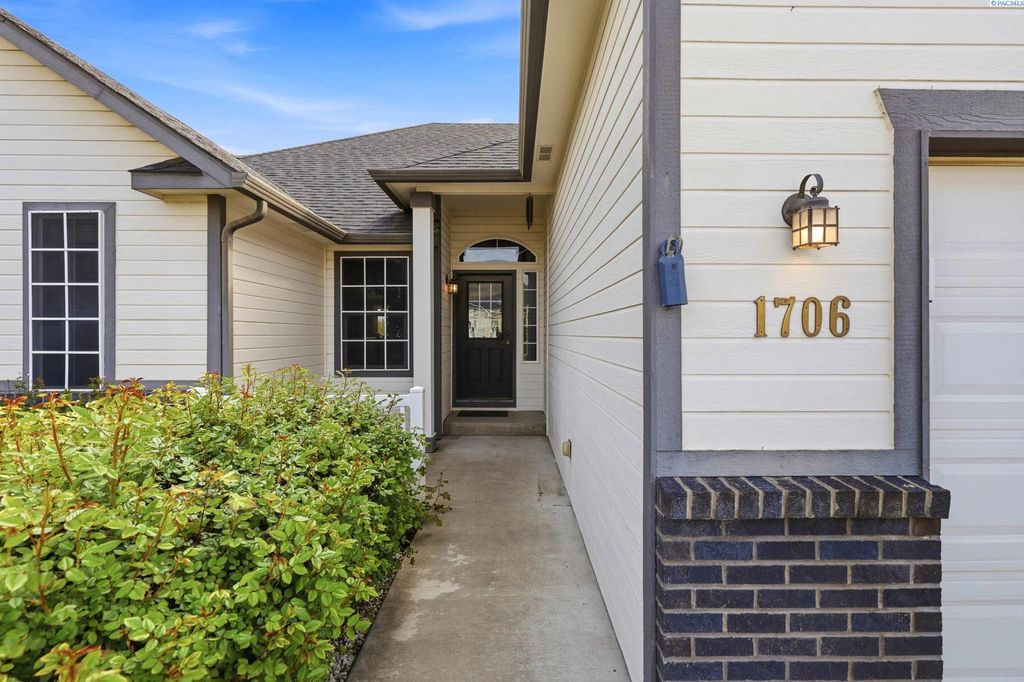 Photo of 1706 Sequoia Avenue, Richland, WA 99352 (MLS # 292031)