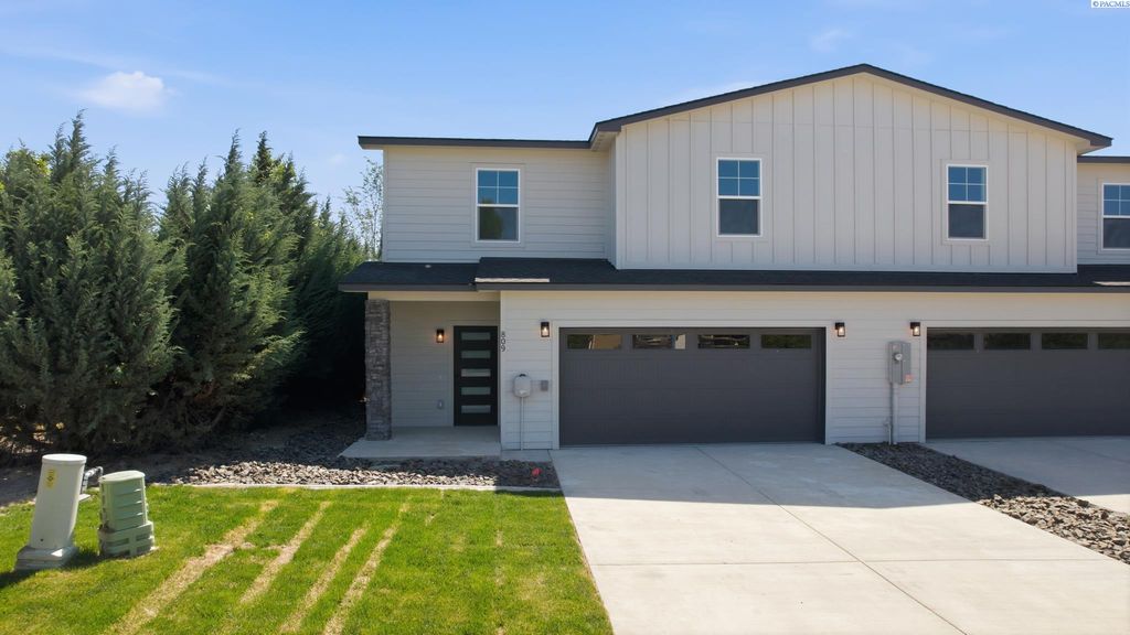 Photo of 809 Fountain Blvd, Zillah, WA 98953 (MLS # 292718)