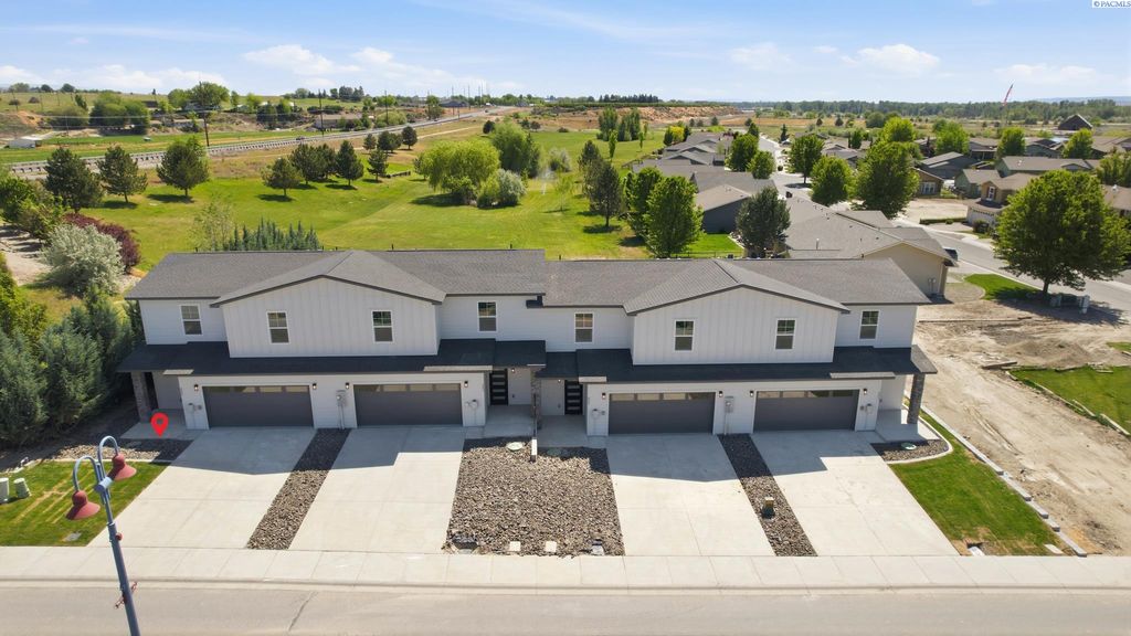 Photo of 809 Fountain Blvd, Zillah, WA 98953 (MLS # 292718)