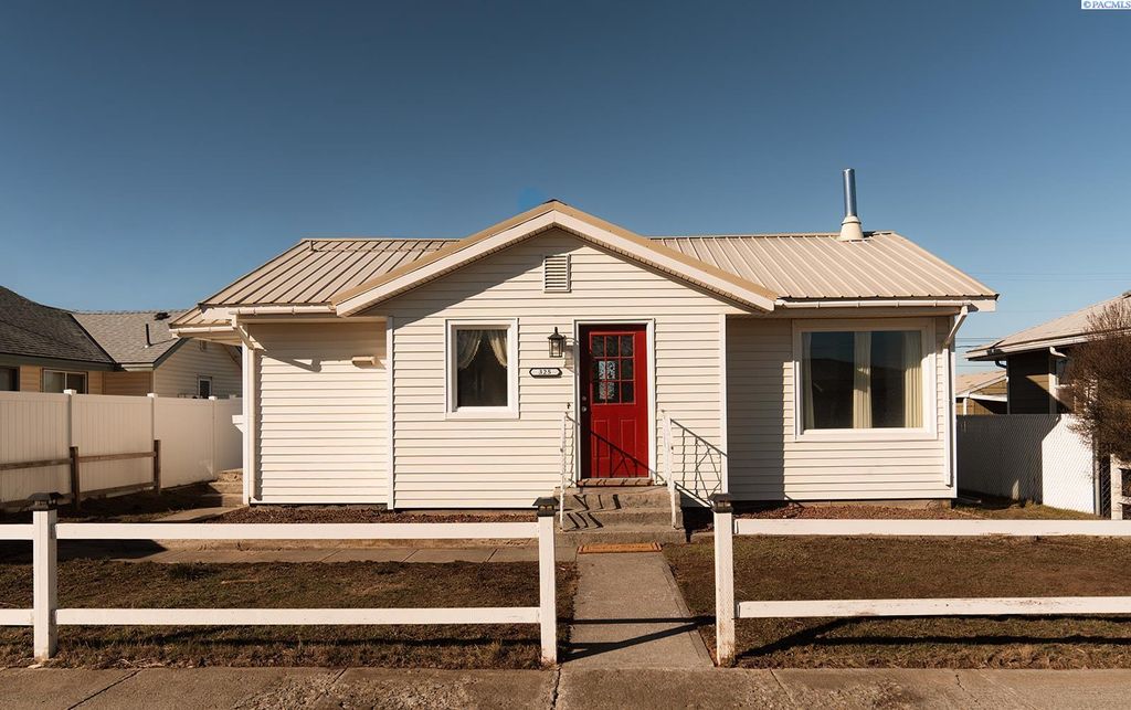 Photo of 325 S Almira Ave, Connell, WA 99326 (MLS # 290914)