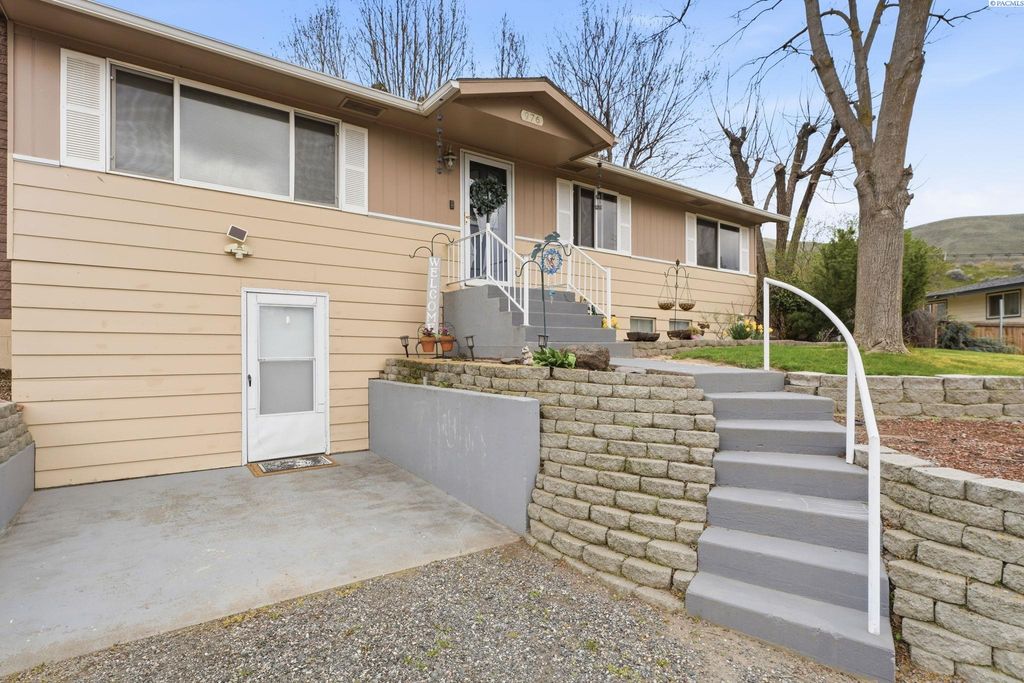 Photo of 976 Campbell Dr, Prosser, WA 99350 (MLS # 291783)