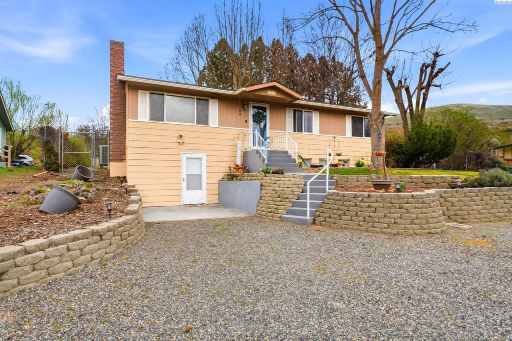 Photo of 976 Campbell Dr, Prosser, WA 99350 (MLS # 291783)