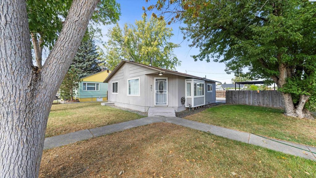 Photo of 901 W Henry St, Pasco, WA 99301 (MLS # 287973)