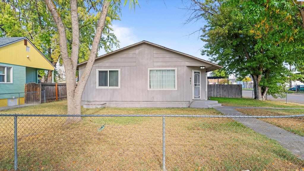 Photo of 901 W Henry St, Pasco, WA 99301 (MLS # 287973)