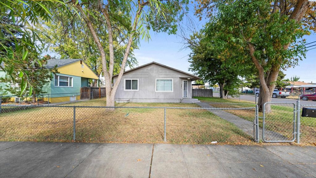 Photo of 901 W Henry St, Pasco, WA 99301 (MLS # 287973)