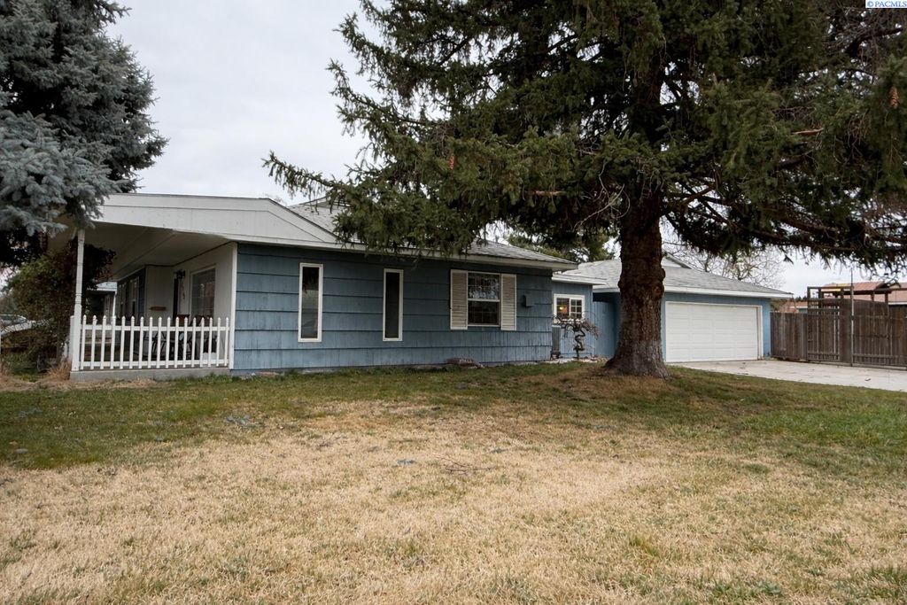 Photo of 1302 Cedar Ave, Richland, WA 99354 (MLS # 290317)