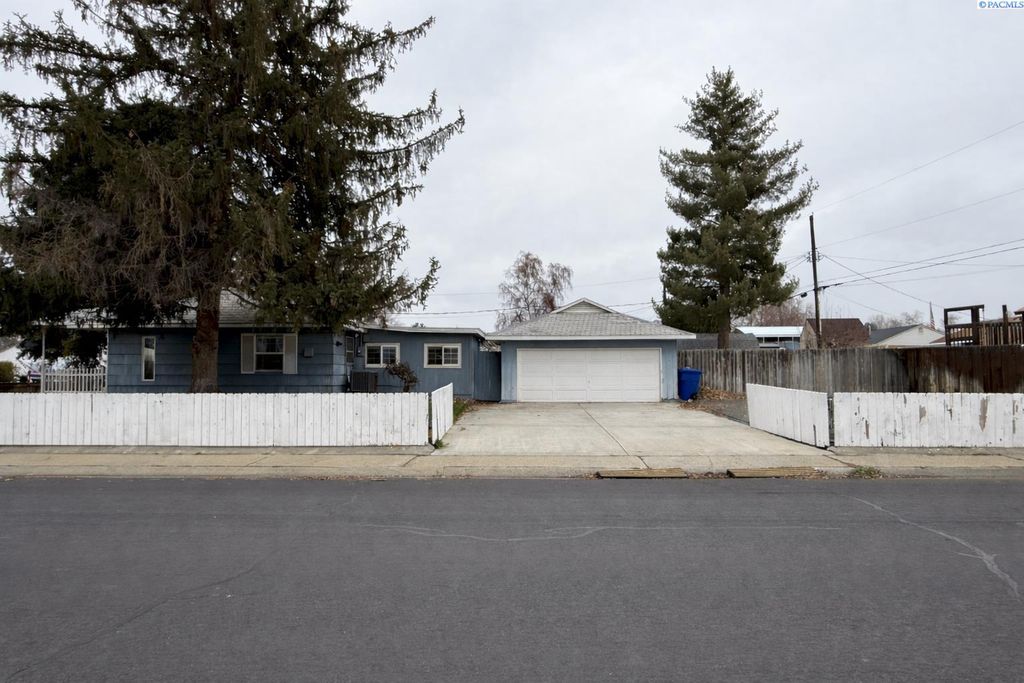 Photo of 1302 Cedar Ave, Richland, WA 99354 (MLS # 290317)