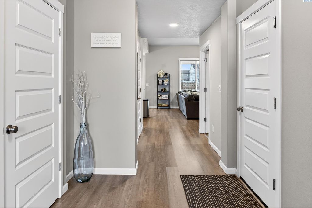 Photo of 306 Ruby Ave, Grandview, WA 98930 (MLS # 291096)