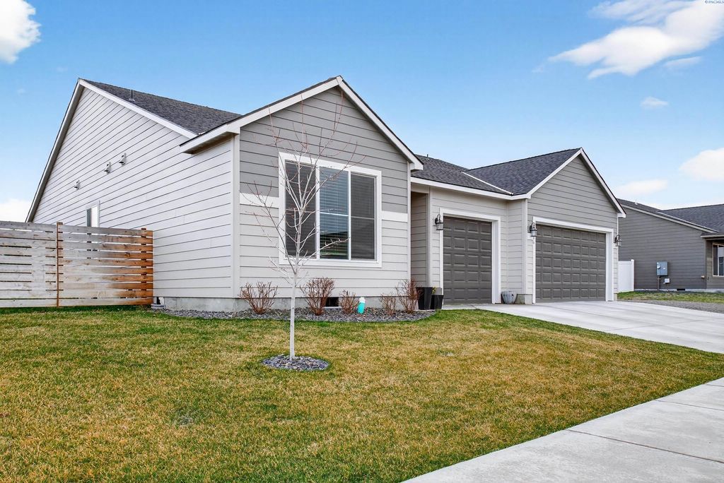 Photo of 306 Ruby Ave, Grandview, WA 98930 (MLS # 291096)