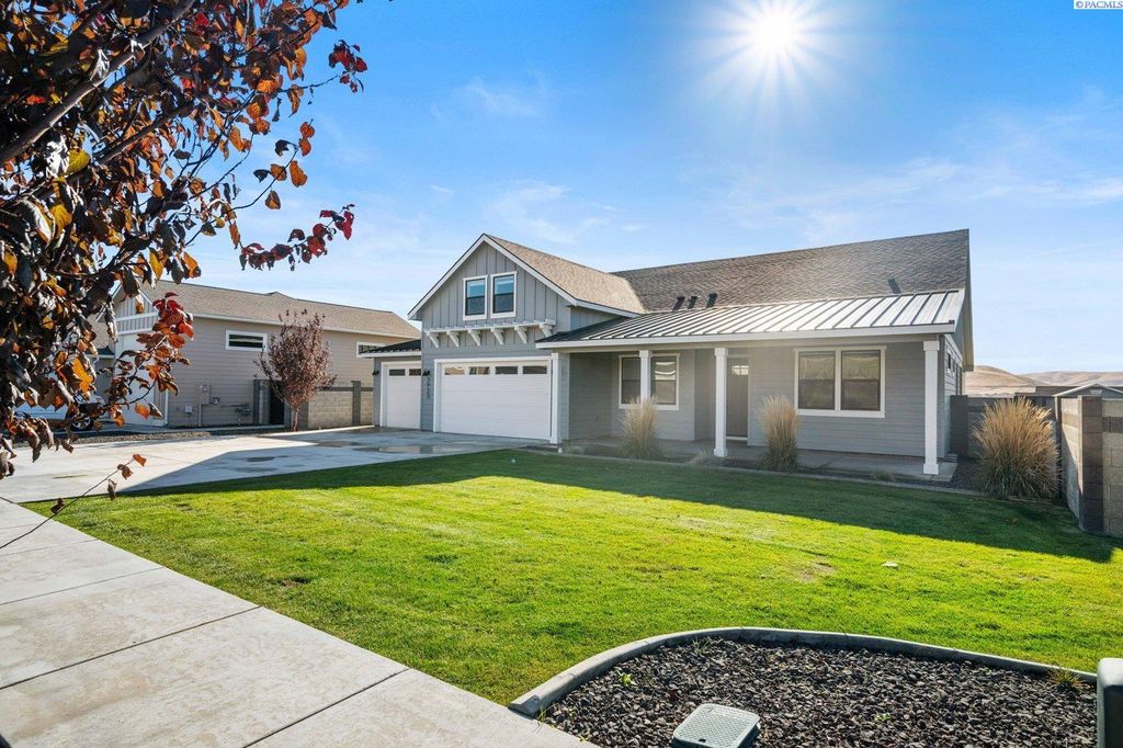Photo of 3923 Highview St, Richland, WA 99352 (MLS # 289126)