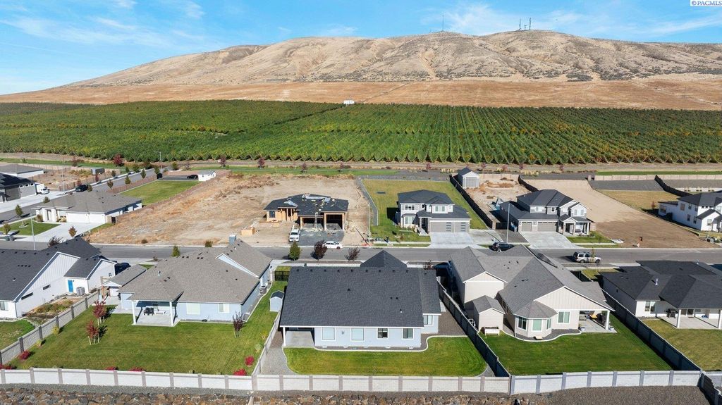 Photo of 3923 Highview St, Richland, WA 99352 (MLS # 289126)