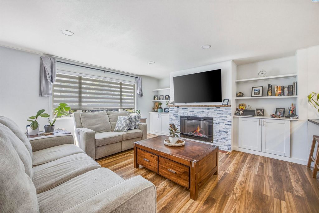 Photo of 643 Cedar Ave, Richland, WA 99352 (MLS # 292479)