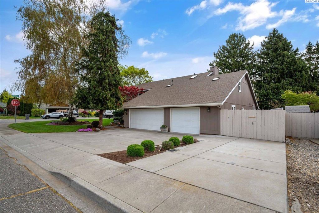 Photo of 2466 Montgomery, Richland, WA 99354 (MLS # 292027)