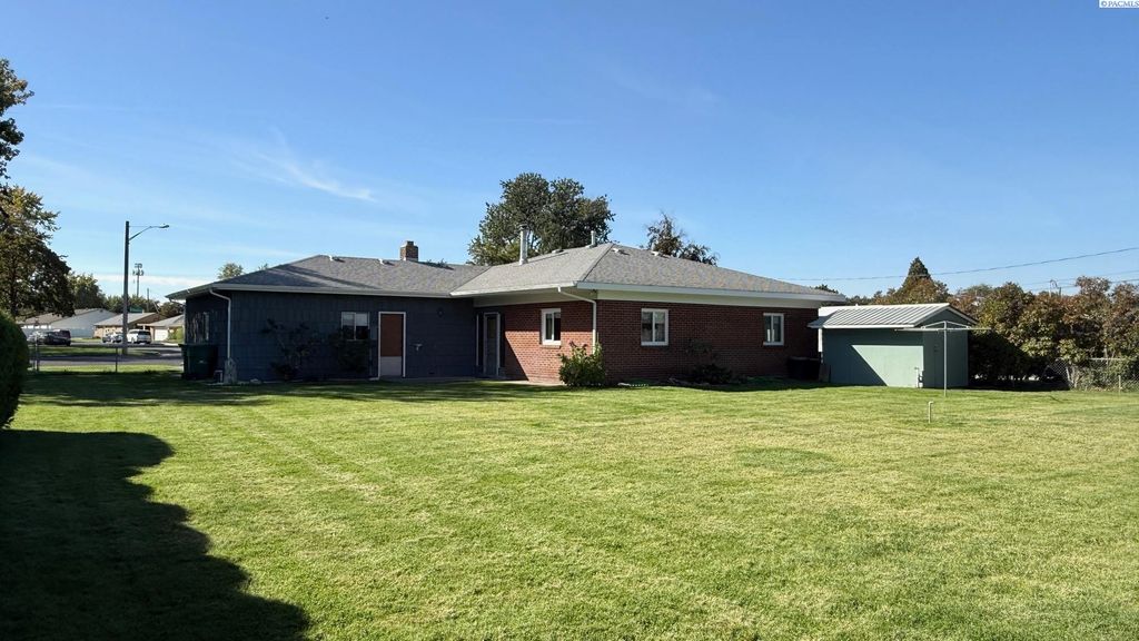 Photo of 2724 W Imnaha Ave, Kennewick, WA 99336 (MLS # 288038)