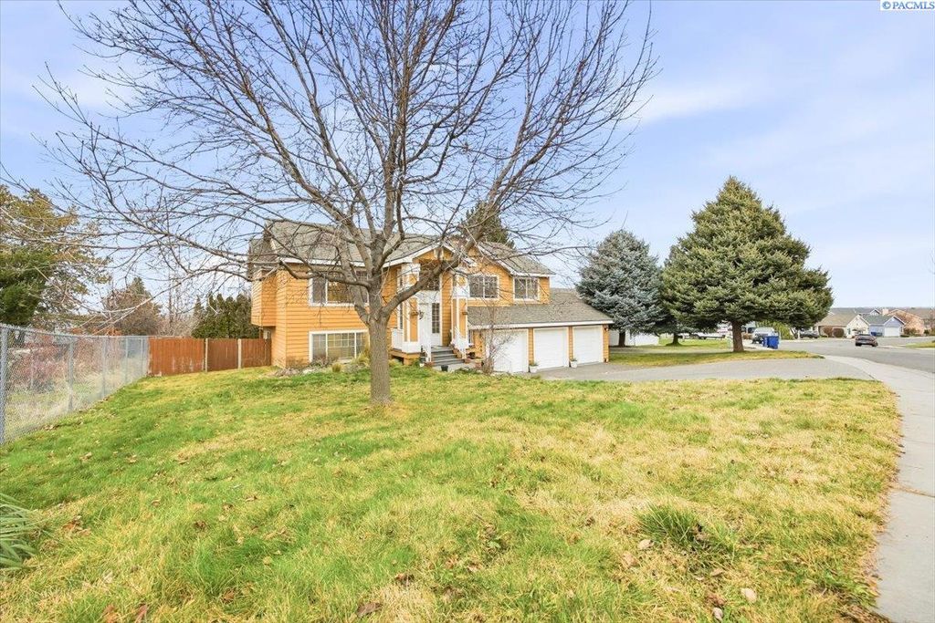 Photo of 106 Edgewood Dr, Richland, WA 99352 (MLS # 290086)