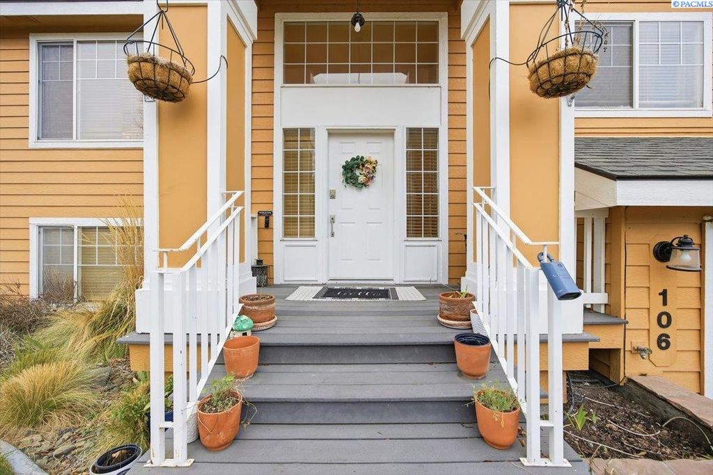 Photo of 106 Edgewood Dr, Richland, WA 99352 (MLS # 290086)