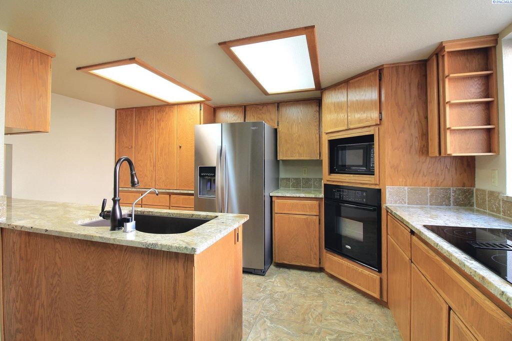 Photo of 3600 Eastlake Drive, West Richland, WA 99353 (MLS # 290898)