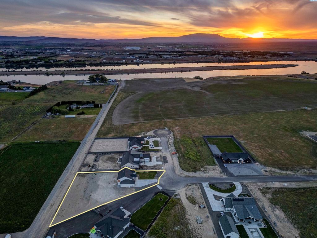 Photo of 1 Lily Lane, Pasco, WA 99301 (MLS # 292976)