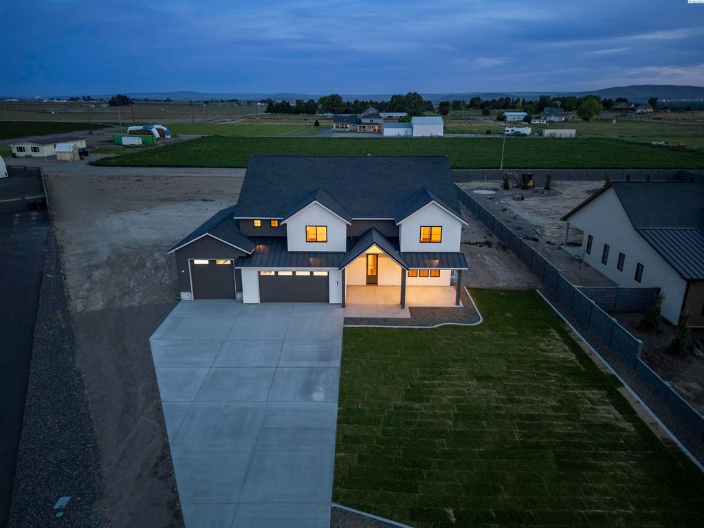 Photo of 1 Lily Lane, Pasco, WA 99301 (MLS # 292976)