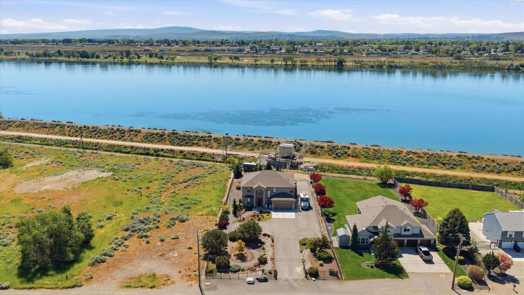 Photo of 5620 W Sylvester St, Pasco, WA 99301 (MLS # 292558)