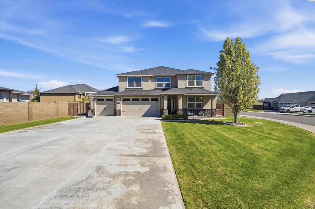 Photo of 824 Meadows Dr. S Dr, Richland, WA 99352 (MLS # 291879)