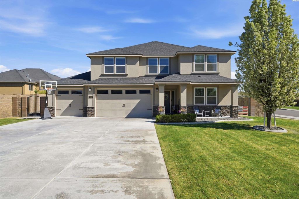 Photo of 824 Meadows Dr. S Dr, Richland, WA 99352 (MLS # 291879)