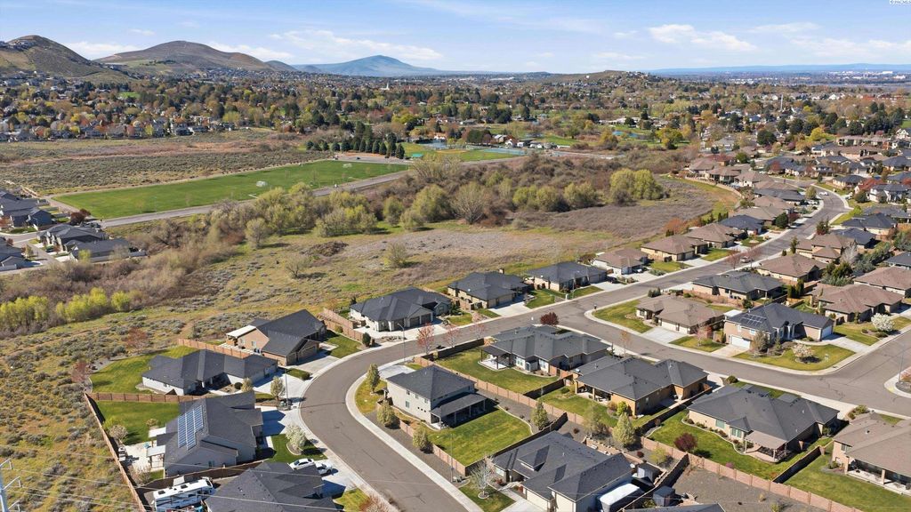 Photo of 824 Meadows Dr. S Dr, Richland, WA 99352 (MLS # 291879)