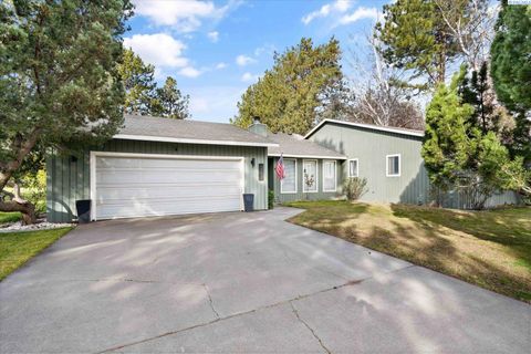 Photo of 2127 Sheridan Pl, Richland, WA 99352 (MLS # 290870)