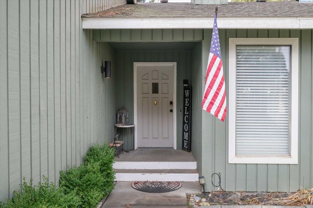 Photo of 2127 Sheridan Pl, Richland, WA 99352 (MLS # 290870)