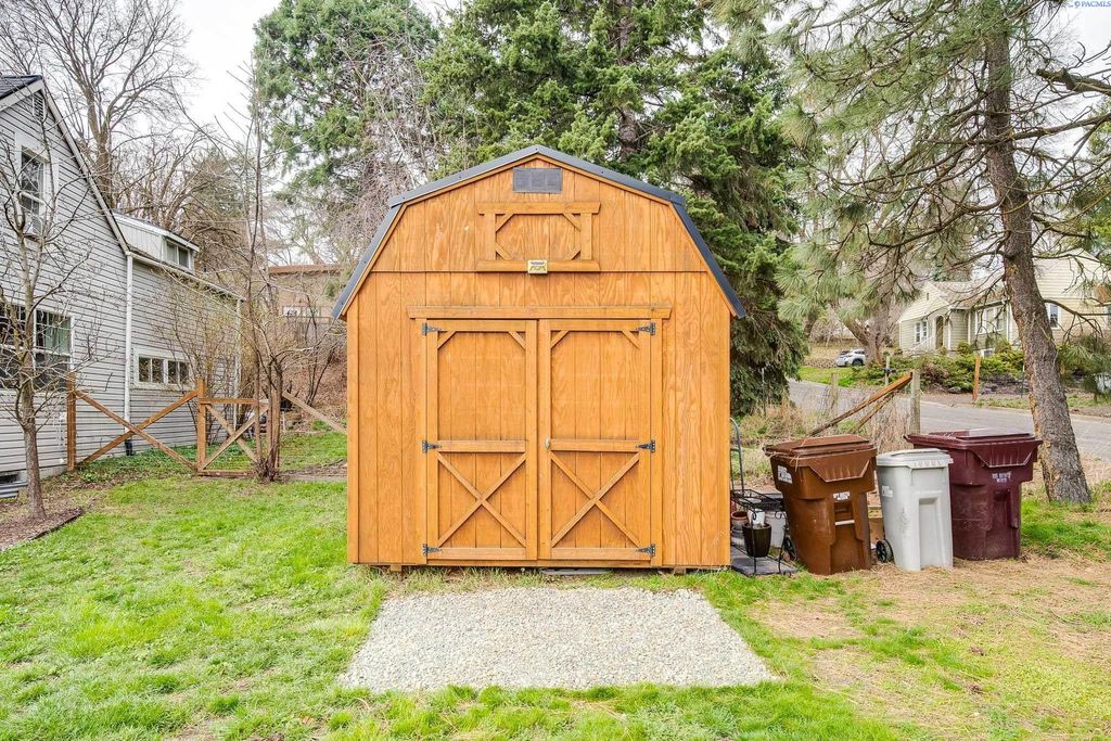 Photo of 935 NW Bryant St, Pullman, WA 99163 (MLS # 291473)