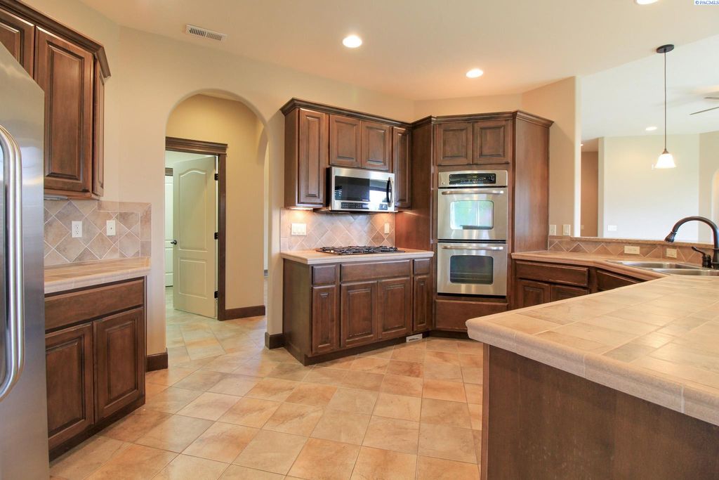 Photo of 3047 Bluffs Drive, Richland, WA 99354 (MLS # 288928)