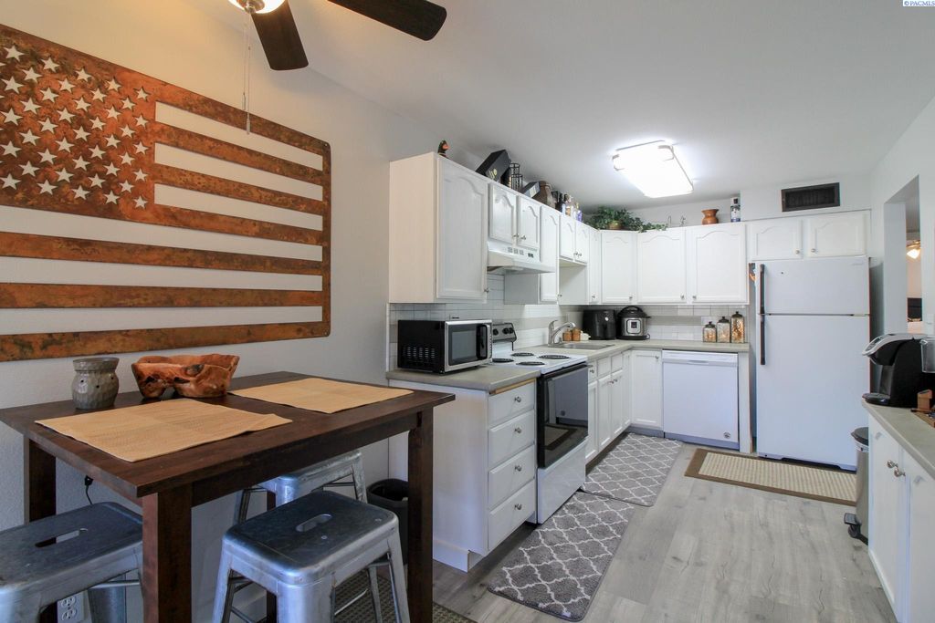 Photo of 303 Gage Blvd #227, Richland, WA 99352 (MLS # 292783)