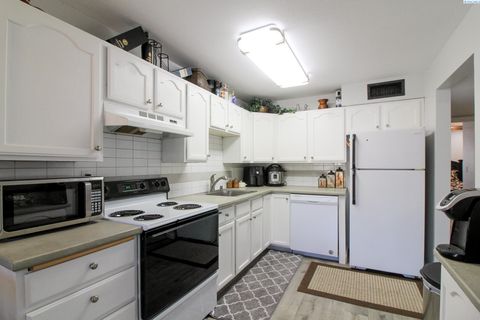Photo of 303 Gage Blvd #227, Richland, WA 99352 (MLS # 292783)